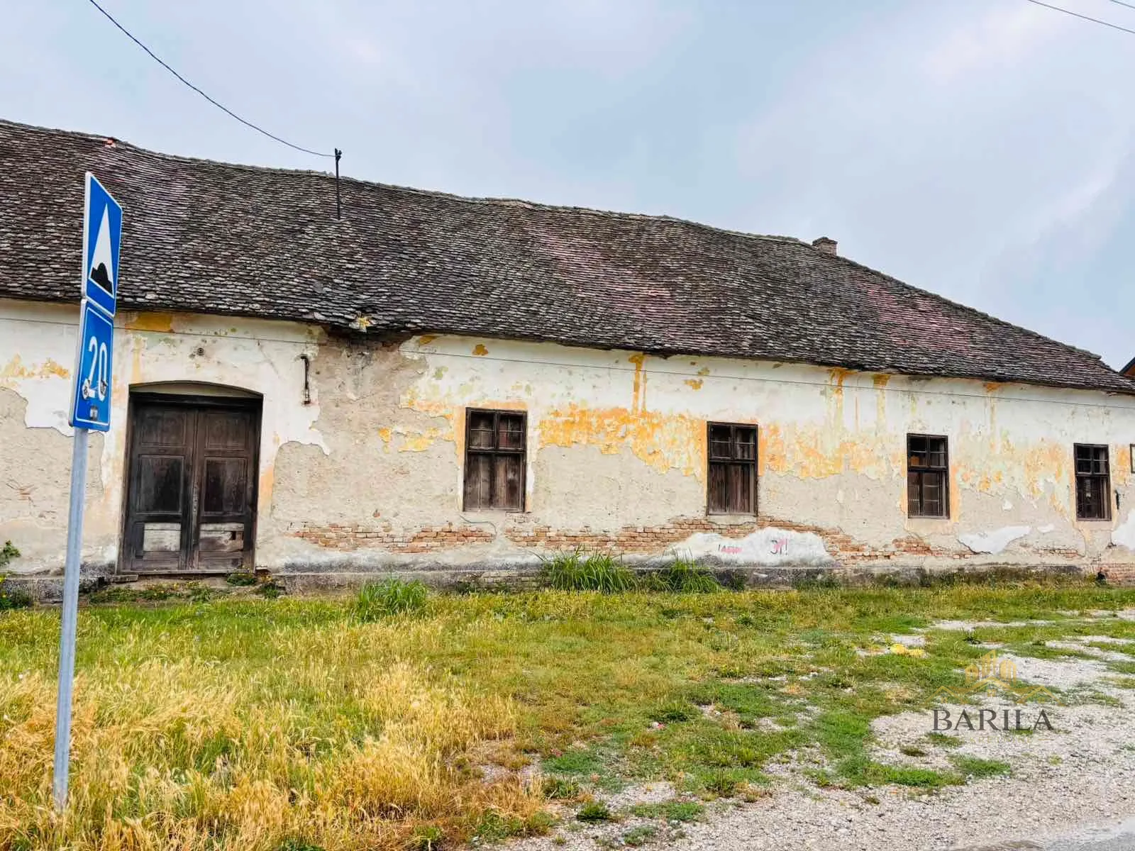 DOLOVO - STARA ŠKOLA - OBJEKAT OD 482 m² NA PLACU OD 16 ARI — Prodaja, Dolovo, Pančevo